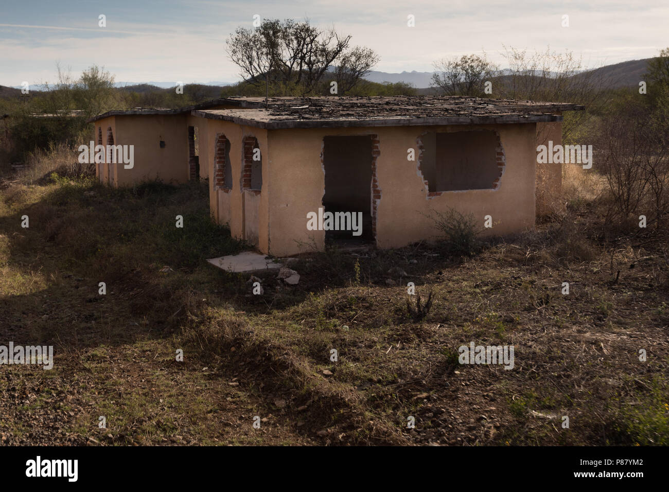 Casa abbandonata vicino a ferrovia strada in Messico (Chihuahua) Foto Stock