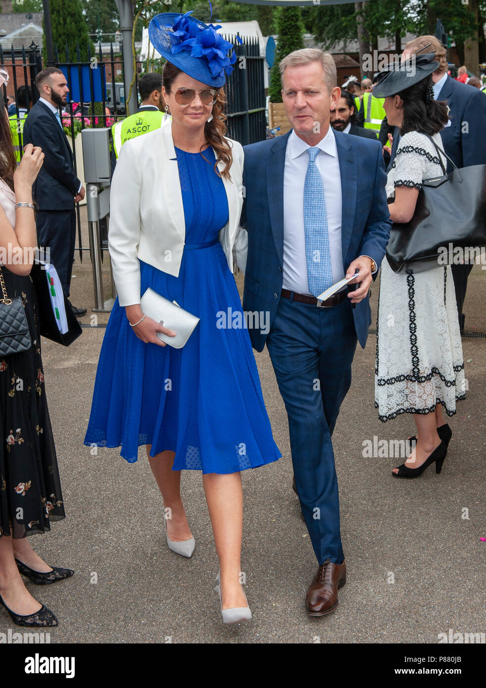 Jeremy Kyle e la sua fidanzata Vicky Burton in arrivo per il giorno 2 del Royal Ascot. Foto Stock