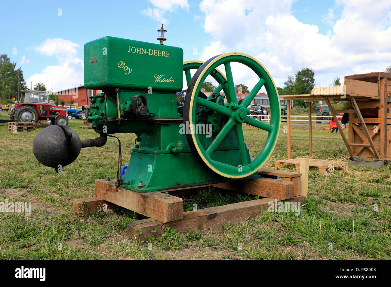 Raro John Deere Waterloo Boy motore fisso anno 1921 Tipo K, cherosene sulla Kimito Traktorkavalkad, Cavalcata del trattore.Kimito, Finlandia - Luglio 7, 2018. Foto Stock