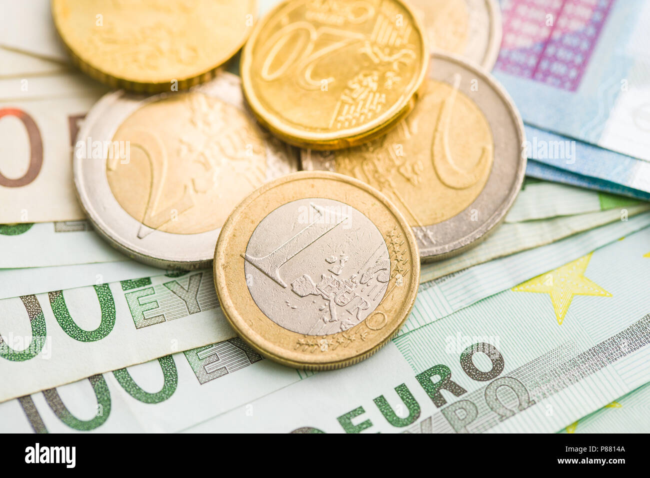 Il denaro in euro. Monete e banconote di carta Foto stock - Alamy