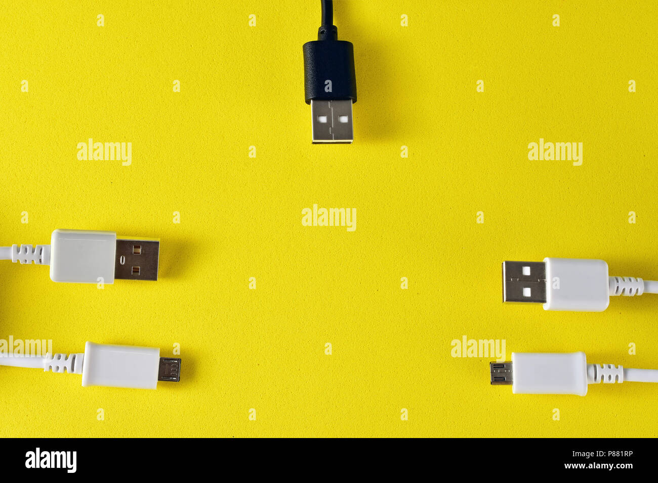 Cavi usb per trasmettere dati su sfondo giallo Foto Stock