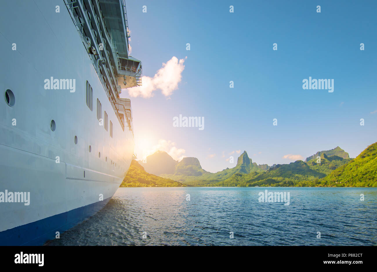 Vista laterale di ancorata la nave di crociera al tramonto. Sfondo di montagna. Foto Stock