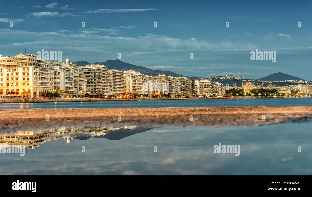 Vista panoramica della città di Salonicco dal Porto Vecchio, con riflessioni di acqua dopo la pioggia, Grecia Foto Stock