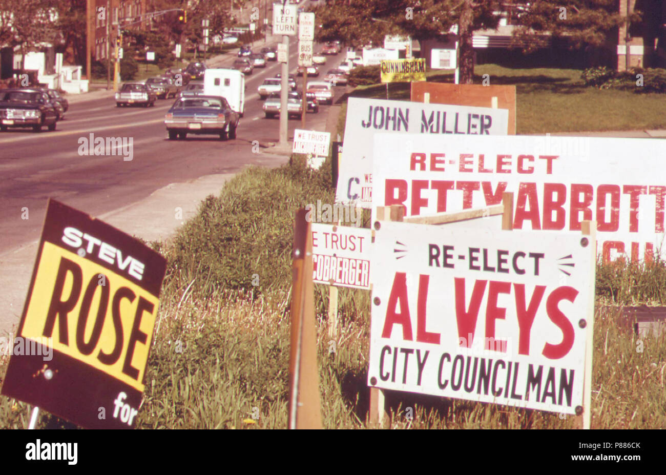 Segni politici su Dodge Street, una delle città principali arterie, maggio 1973 Omaha, NE Foto Stock