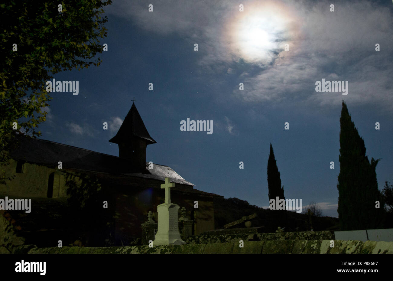 Novembre moonlight illuminando la chiesa di San Marziale nel comune di Varen, Tarn et Garonne, Occitanie, nn a sud-ovest della Francia Foto Stock