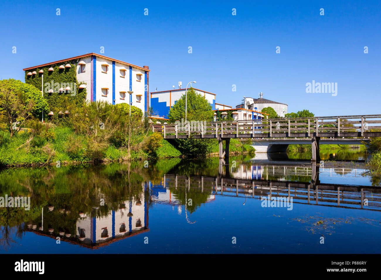 Piccolo punto di riferimento turistico con un canale e di riflessione presso il villaggio Oranje nel centro della provincia di Drenthe, Paesi Bassi. Foto Stock