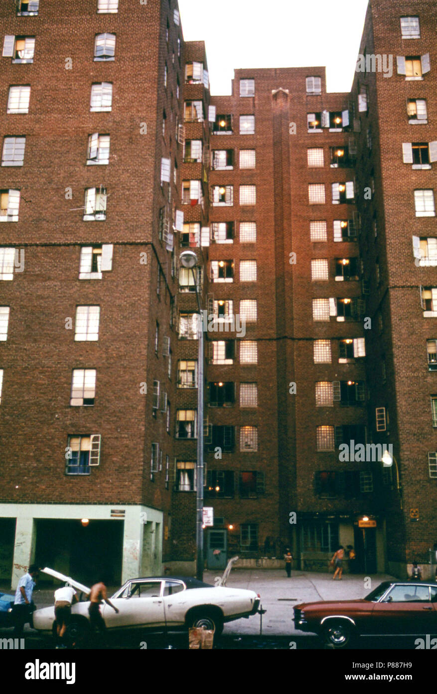 Avenue D Housing Project sul Lower East Side di Manhattan a New York City ... 07 1974 Foto Stock