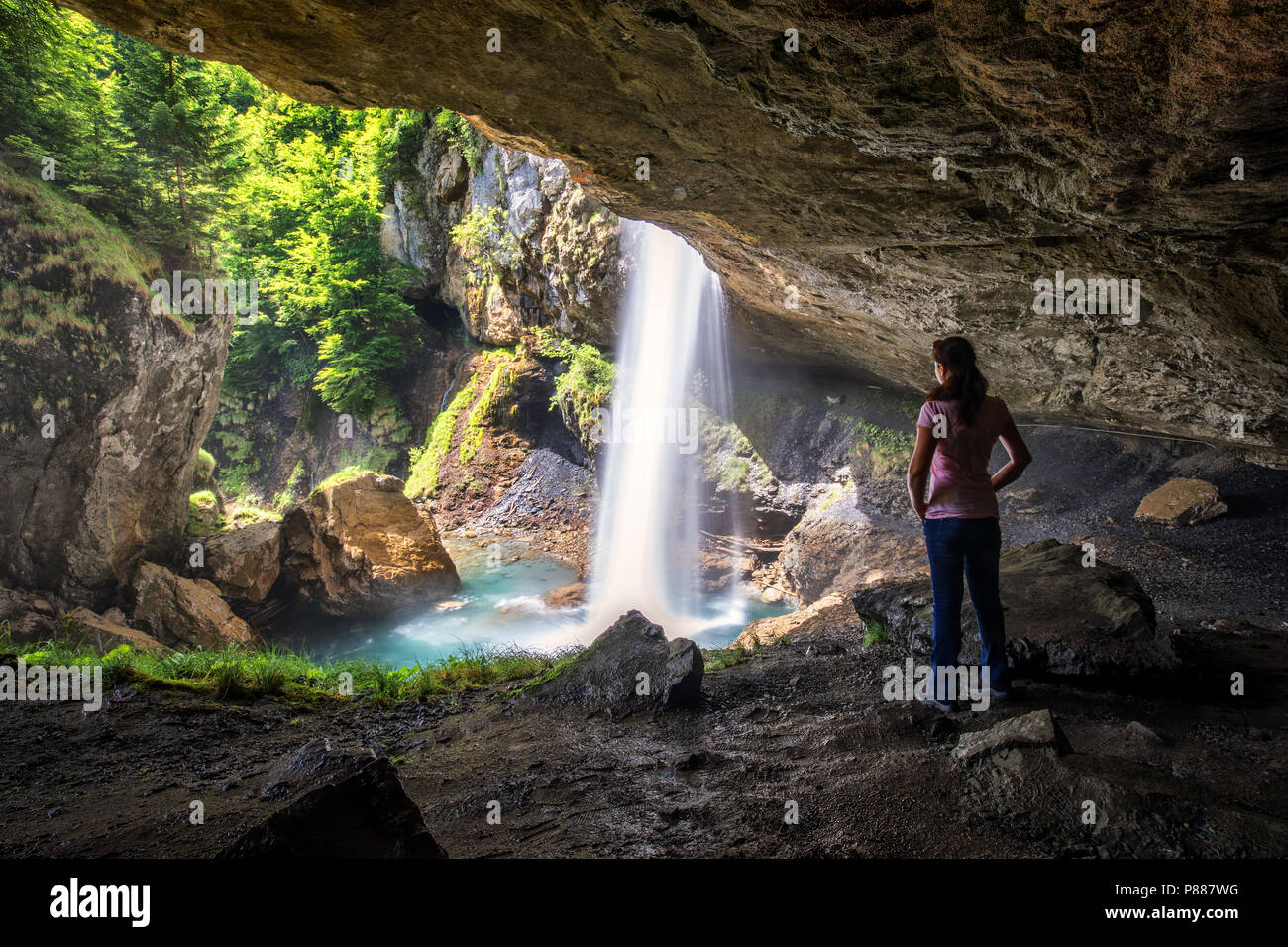 Incredibile cascata in Svizzera vicino Klausenpass, Canton Glarona, Svizzera, Europa. Foto Stock