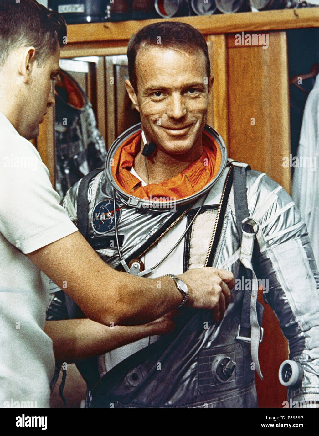 Astronauta M. Scott Carpenter, primo pilota per il Mercury-Atlas 7 (MA-7) volo, è visto in appendiabiti s'equipaggio durante un esercizio appropriato Foto Stock