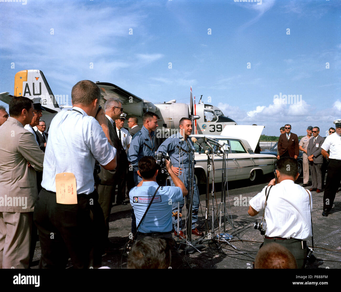 Gli astronauti Virgil I. Grissom e John W. Young stand prima di microfoni presso il capo del nastro antiscivolo durante il bentornato cerimonie per la Gemini-Titan 3 crew Foto Stock