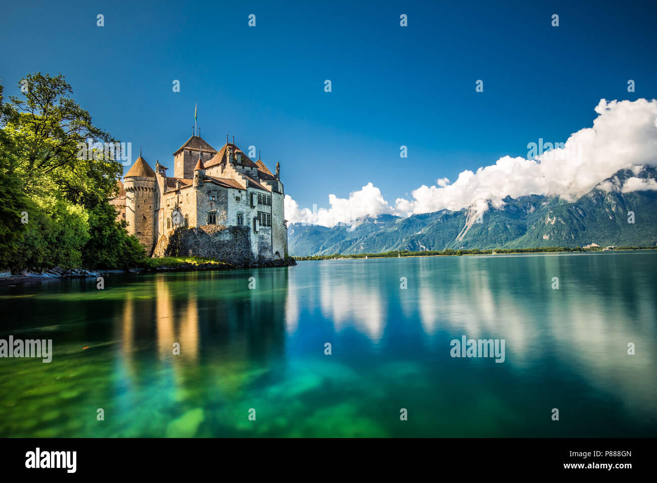 Famoso Castello di Chillon sul lago di Ginevra vicino a Montreux, Svizzera, Europa Foto Stock