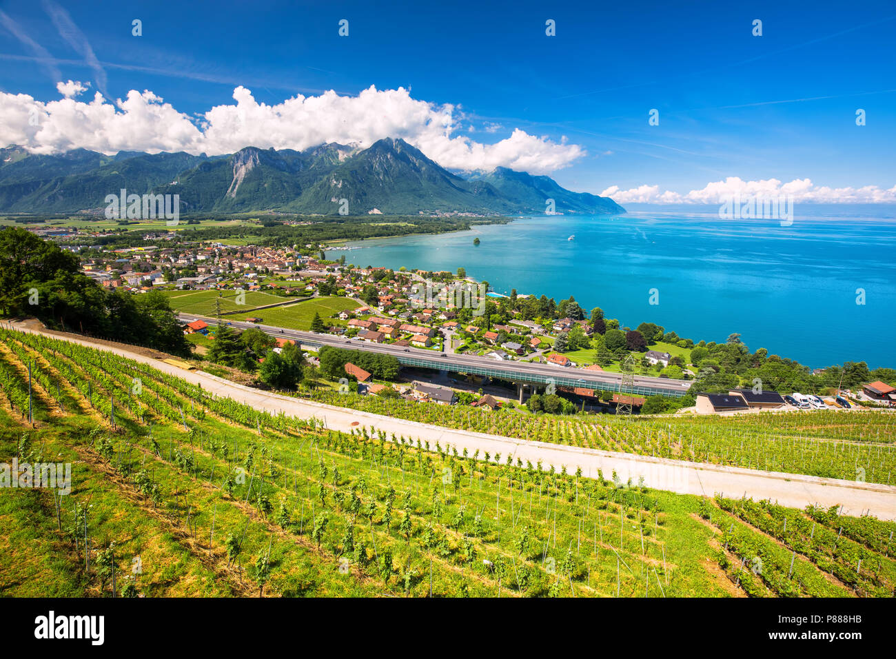 Vista panoramica della città di Villeneuve con alpi svizzere, il lago di Ginevra e il vigneto di Lavaux regione, Canton Vaud, Svizzera, Europa. Foto Stock