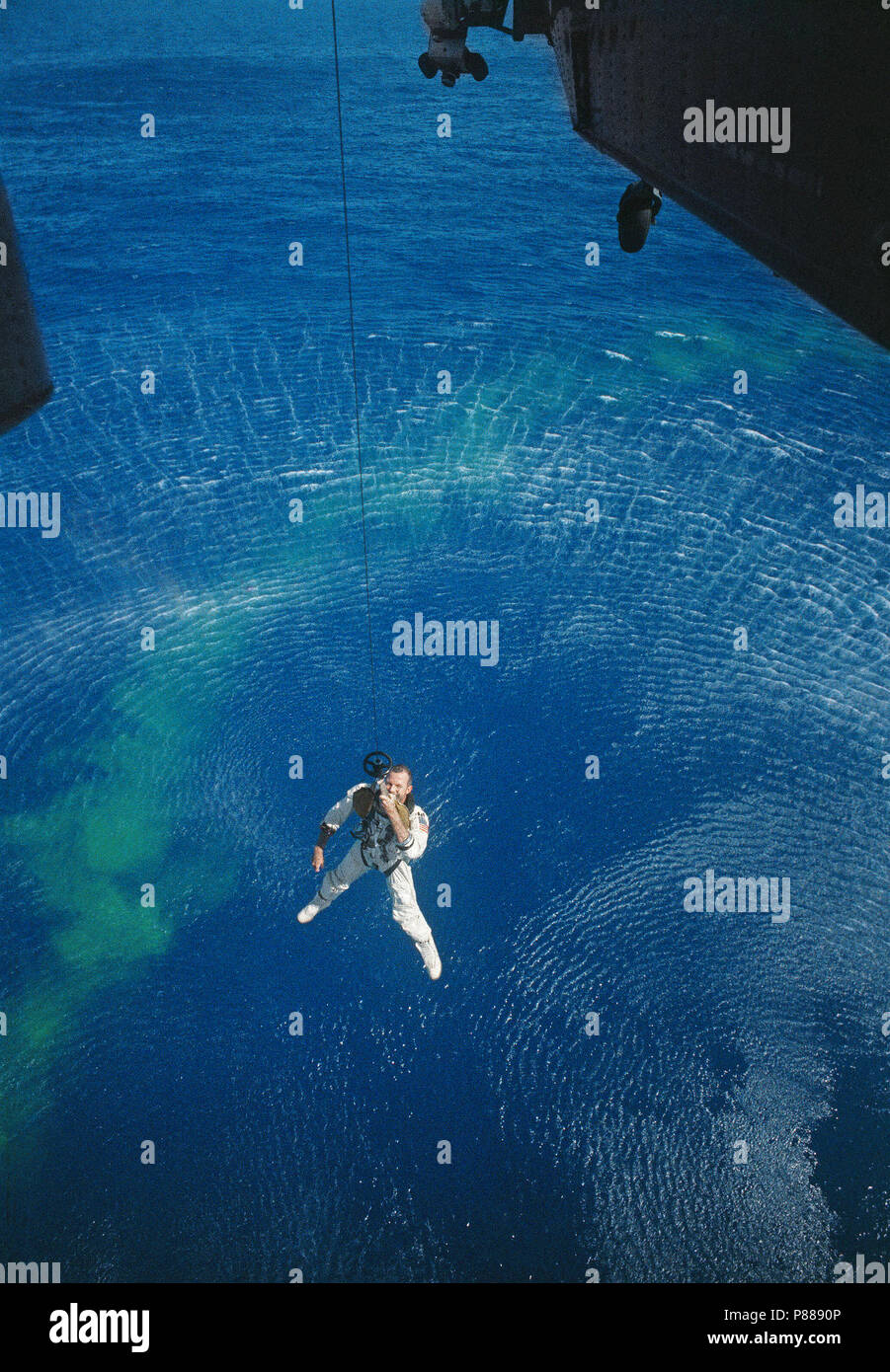 Astronauta L. Gordon Cooper Jr è issato fino ad un elicottero della Marina Militare durante le operazioni di recupero nell'Oceano Atlantico della Gemini-5 navicelle spaziali. Foto Stock