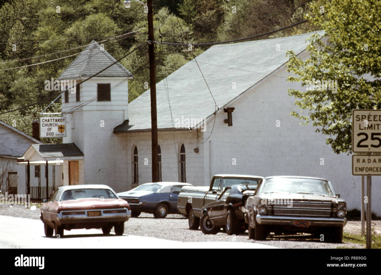 Uno degli ingressi al Chattaroy, West Virginia, nei pressi di Williamson, conduce passato una Chiesa di Dio Aoril 1974 Foto Stock