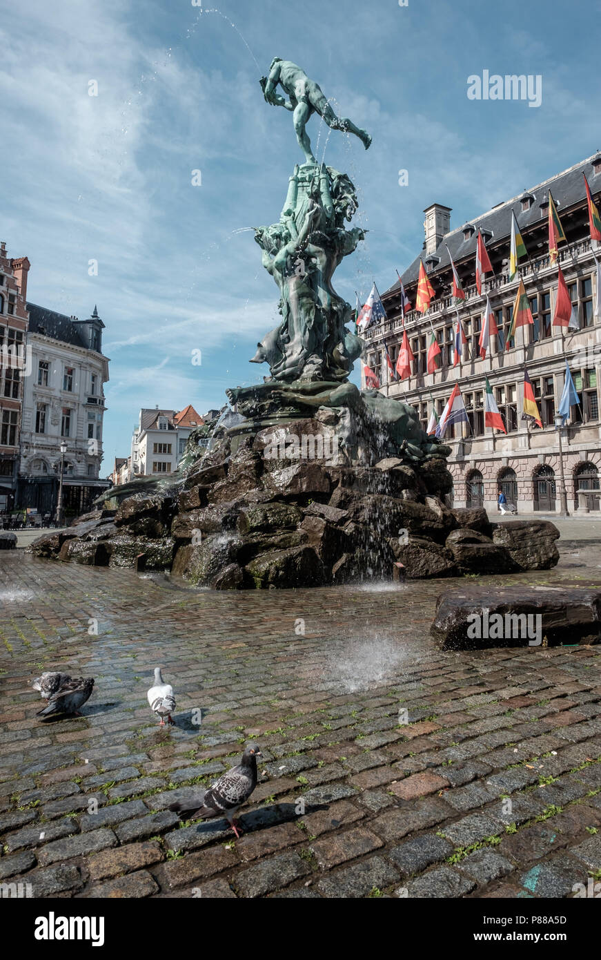 Piccioni davanti alla statua di Silvius Brabo sulla piazza principale di Anversa Foto Stock