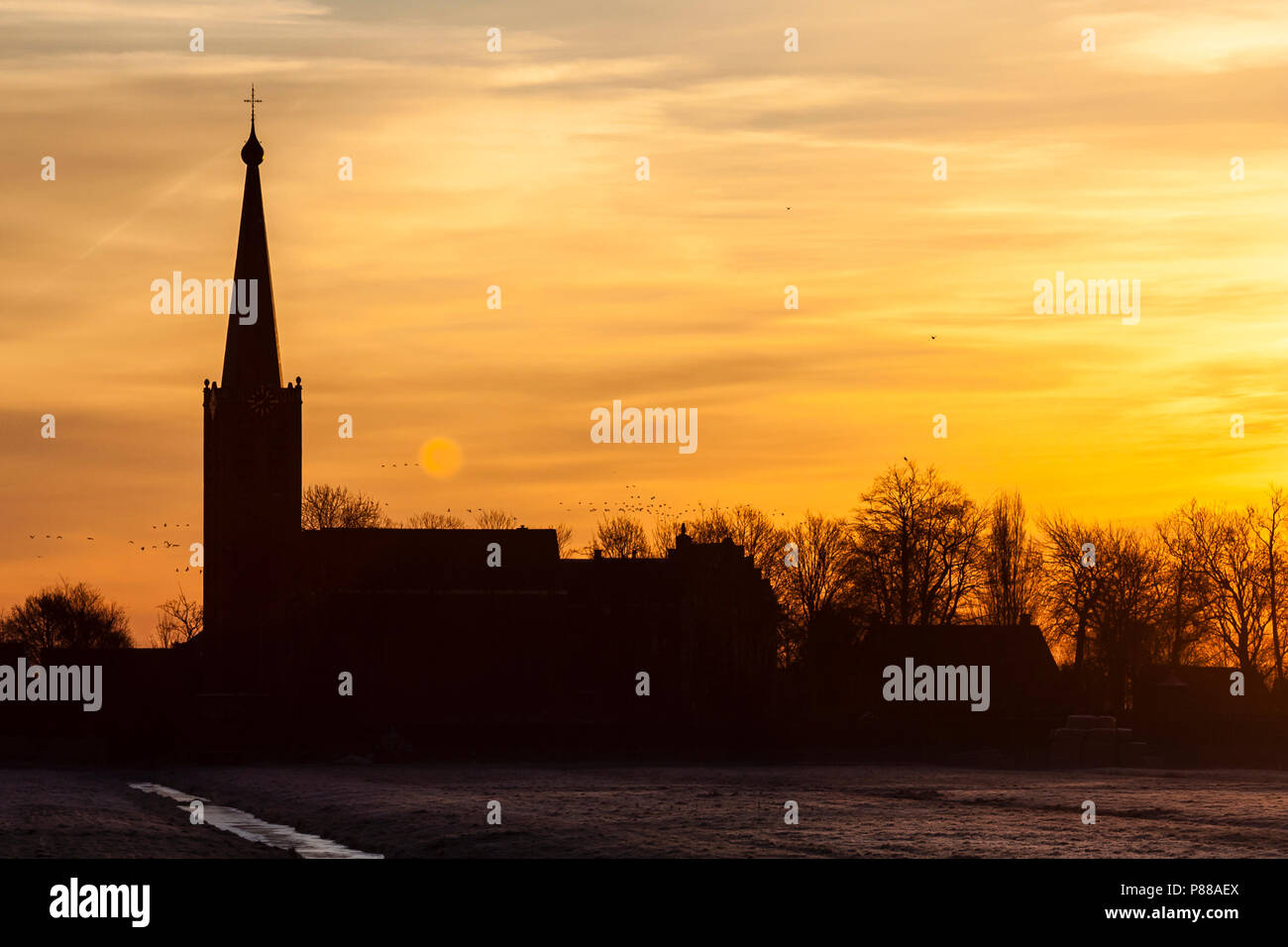 Silhouette della chiesa a Stompwijk al tramonto Foto Stock