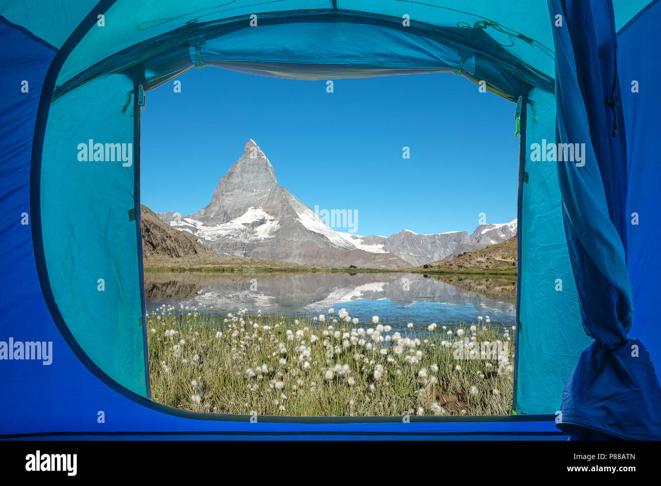 Vista dall'interno di una tenda sul famoso Cervino nelle alpi svizzere, vicino a Zermatt. Foto Stock