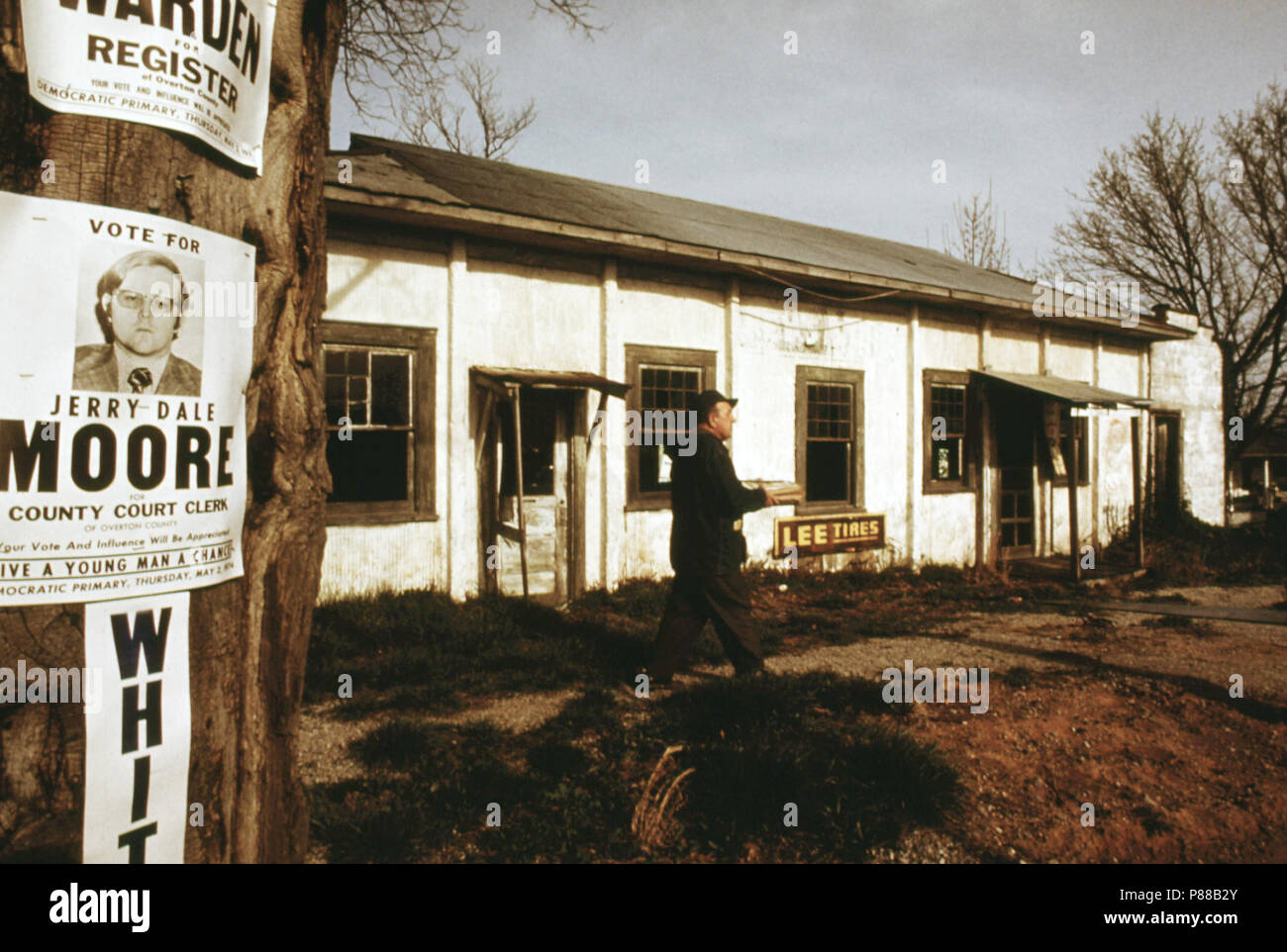 Esterno di un magazzino abbandonato a Crawford, Tennessee vicino a Cookeville. La città era una volta una fiorente industria carboniera quartier generale, ma ora è in gran parte disabitata. 1974 Foto Stock