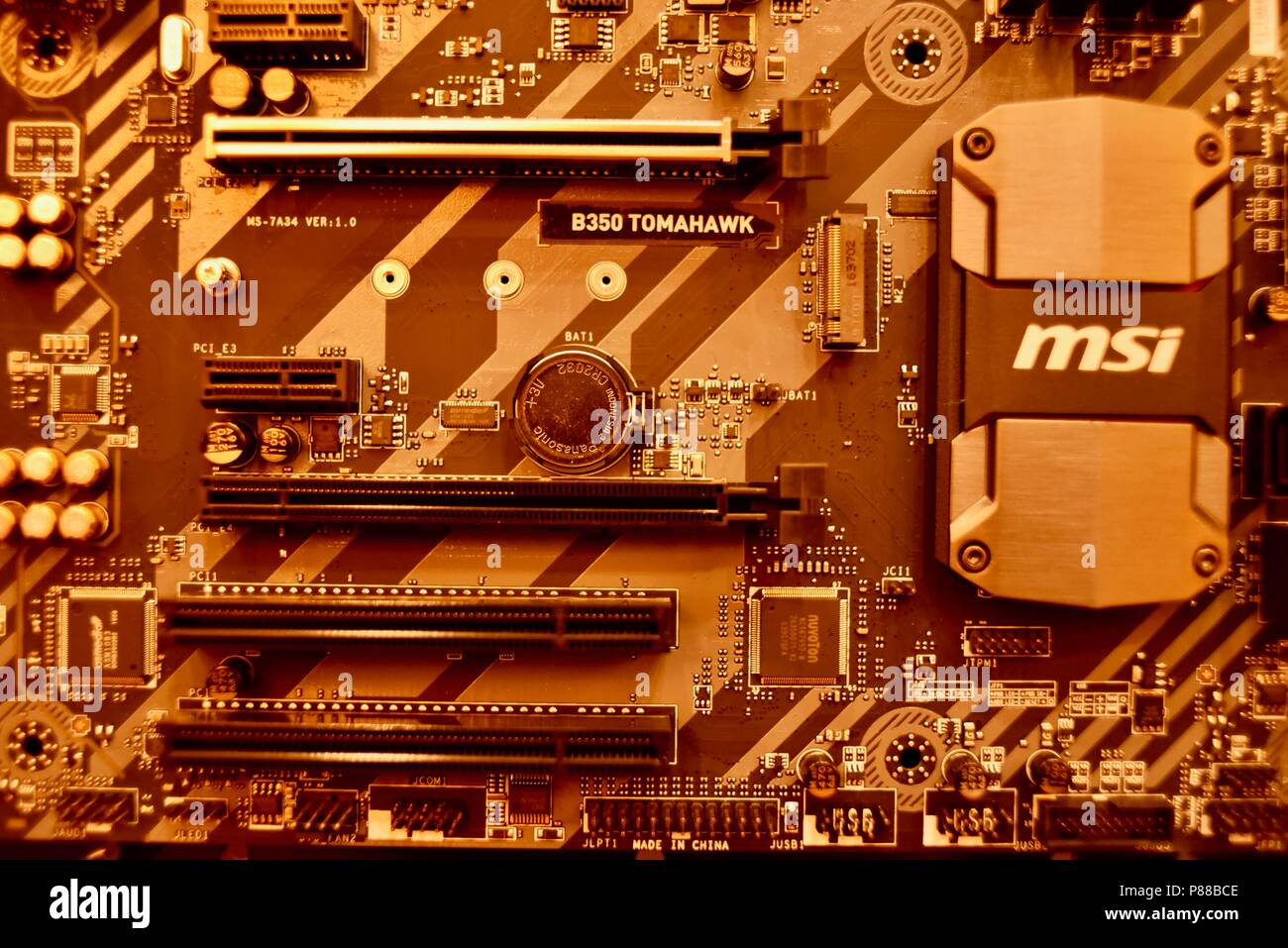 Close up dei moderni computer MSi B350 Tomahawk scheda madre con slot PCIe,  slot di RAM, la circuiteria con MSi sul display al CES di Las Vegas, NV,  Stati Uniti d'America Foto