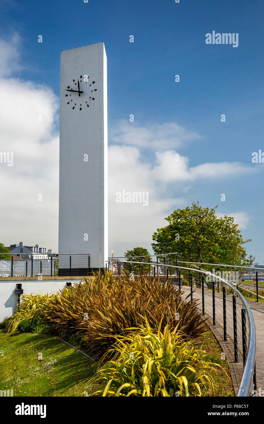 Regno Unito e Irlanda del Nord, Co Antrim, Carrickfergus, Marine giardini, Torre dell'orologio Foto Stock