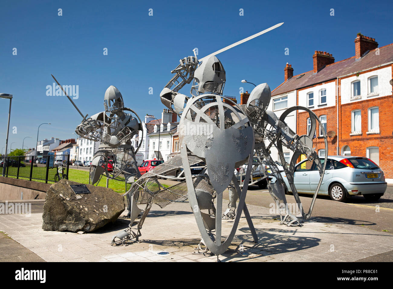 Regno Unito e Irlanda del Nord, Co Antrim, Carrickfergus, Marine giardini, Scotch trimestre, dei cavalieri normanni per difendere la città di scultura di metallo Foto Stock