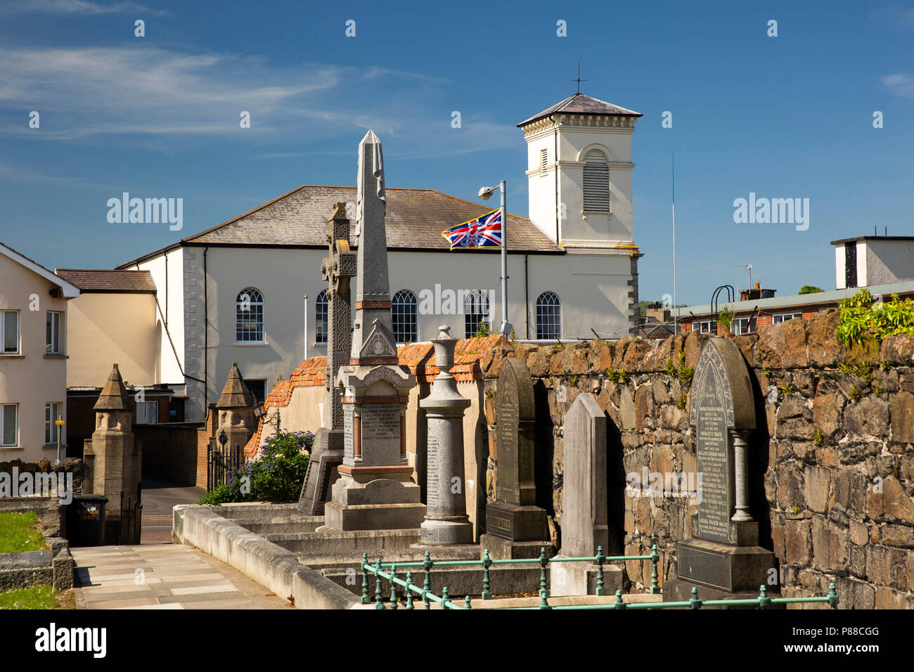 Regno Unito e Irlanda del Nord, Co Antrim, Carrickfergus, St Nicholas' Chiesa sagrato e North Street prima chiesa presbiteriana Foto Stock