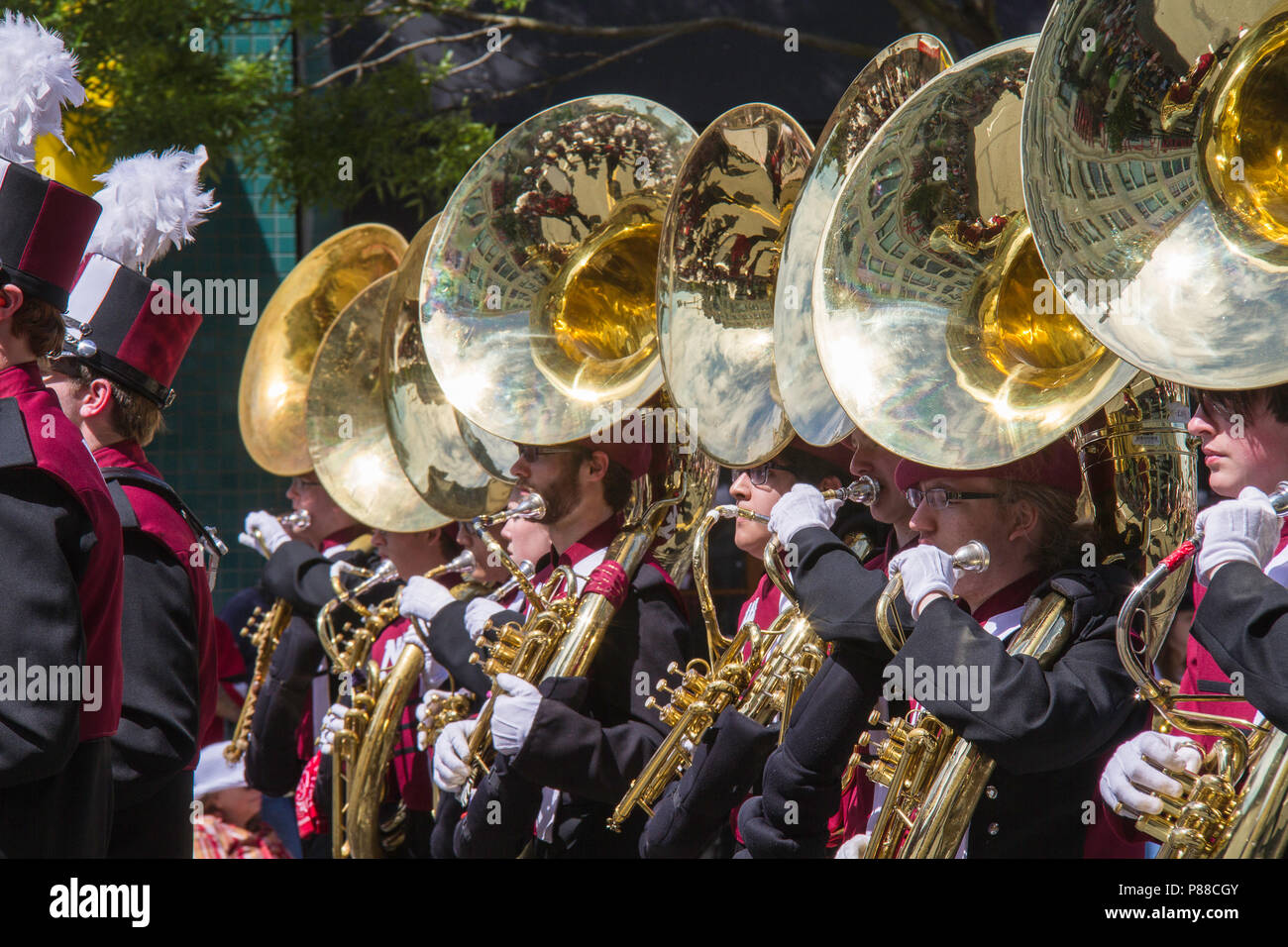 Tuba i giocatori in una marching band in una sfilata in Victoria, British Columbia, Canada. Foto Stock