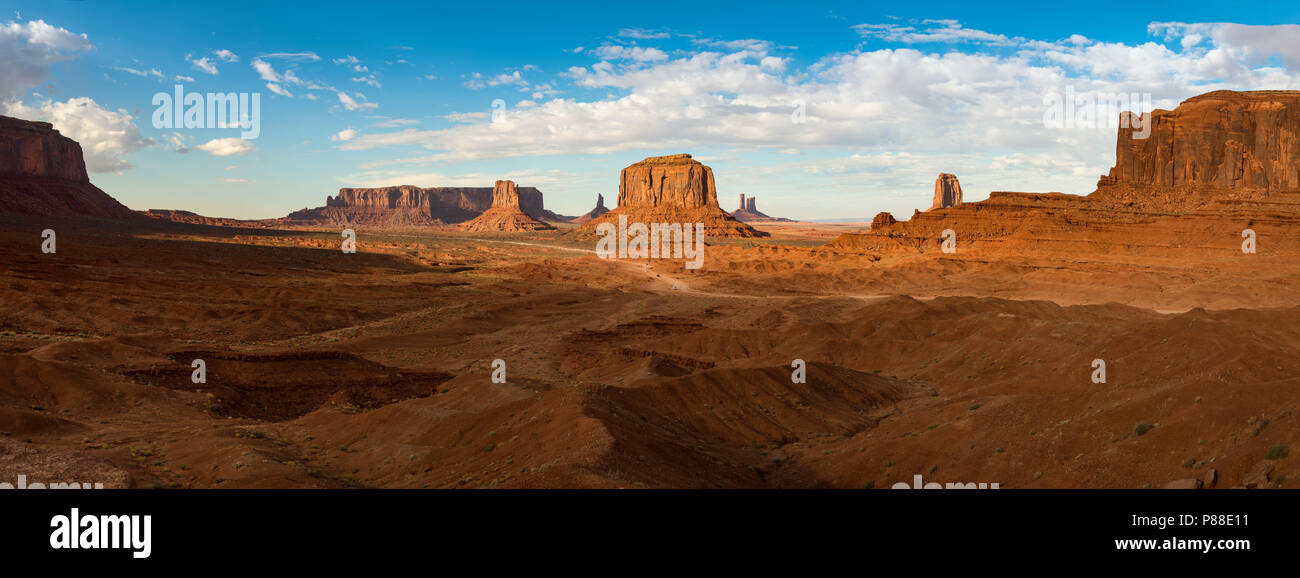 La Monument Valley è una regione dell'altopiano del Colorado caratterizzato da un cluster di arenaria vasto buttes, il più grande raggiungendo 1.000 ft (300 m) al di sopra di t Foto Stock