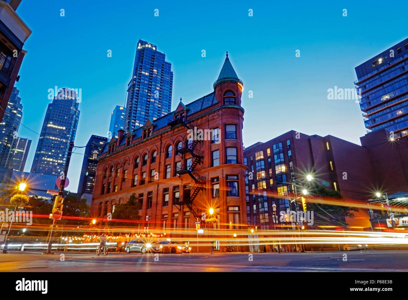 Toronto Downtown landmark Flatiron Building, noto anche come Gooderham edificio all'angolo di Front Street, Church Street e Wellington Street Foto Stock