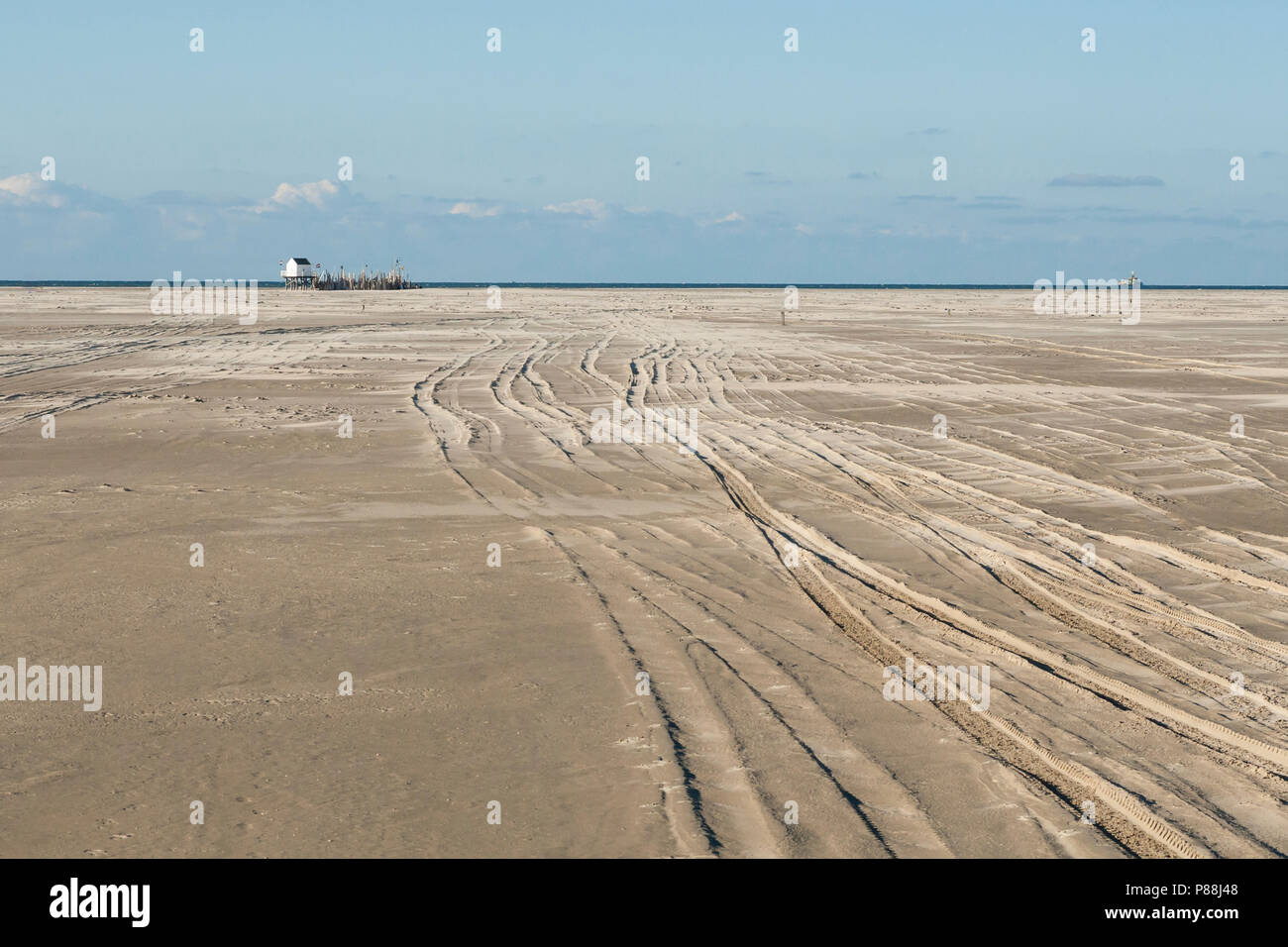 Weids Uitzicht over het strand met bandensporen, ampia vista sulla spiaggia con tracce di pneumatici Foto Stock