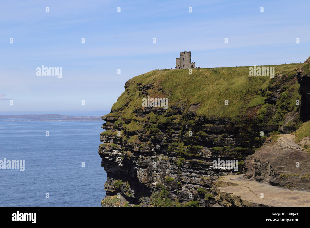 Le Scogliere di Moher sono lievitati scogliere sul mare situato presso il bordo sudoccidentale del Burren regione nella contea di Clare, Irlanda. Foto Stock
