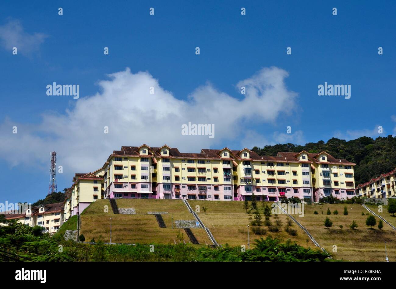 Colorato edificio residenziale di appartamenti sulle altezze di collina Cameron Highlands Malesia Foto Stock