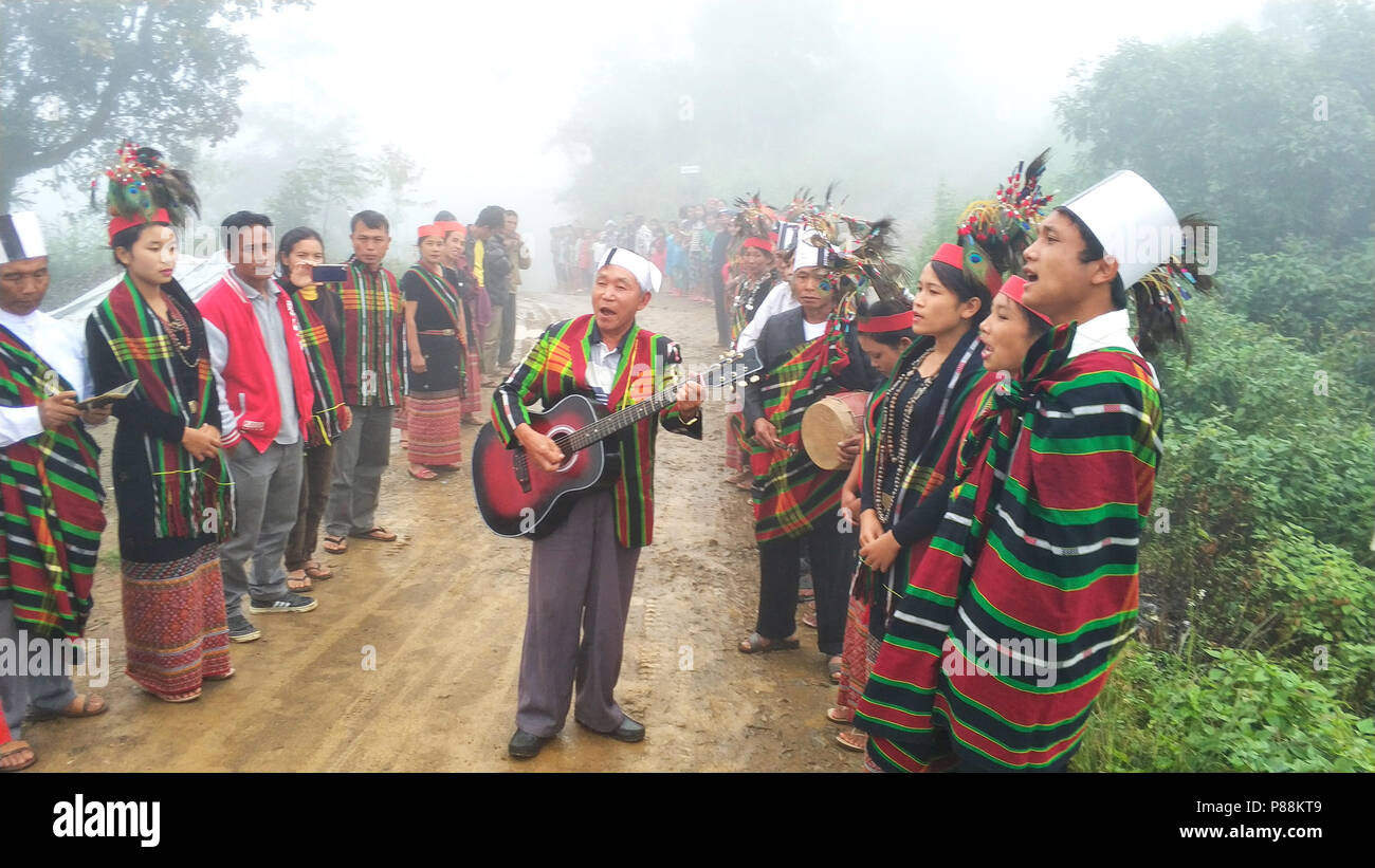 La gente stava cantando per accogliere gli ospiti, Falam Stato Chin Stato Foto Stock