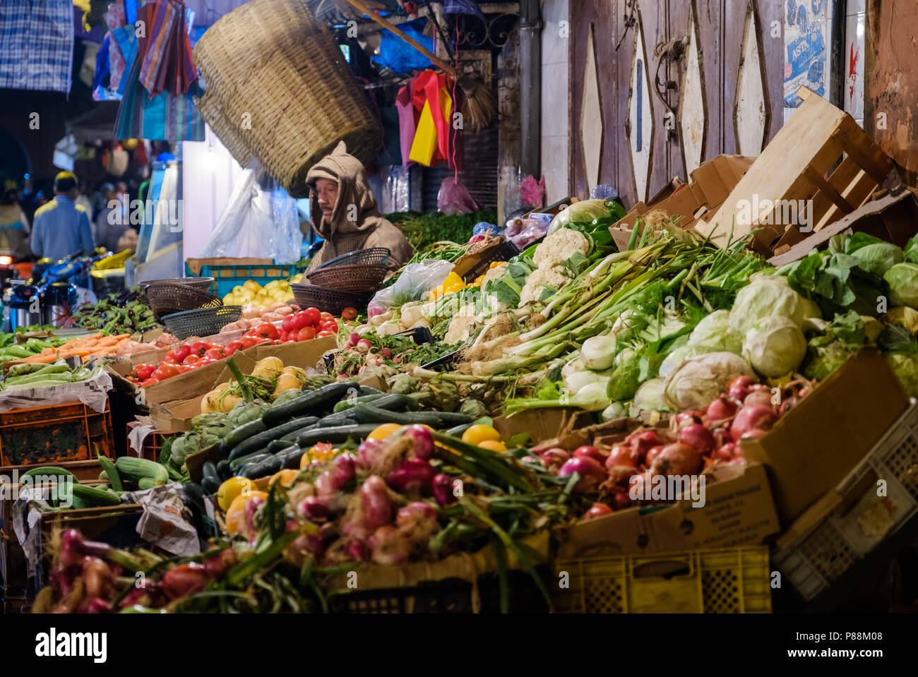 Marrakech, Marocco - circa aprile 2017: stand vegetali negozio in Rue Bab Doukkala in Marrakech. Si tratta di una area locale vicino alla Medina. Foto Stock