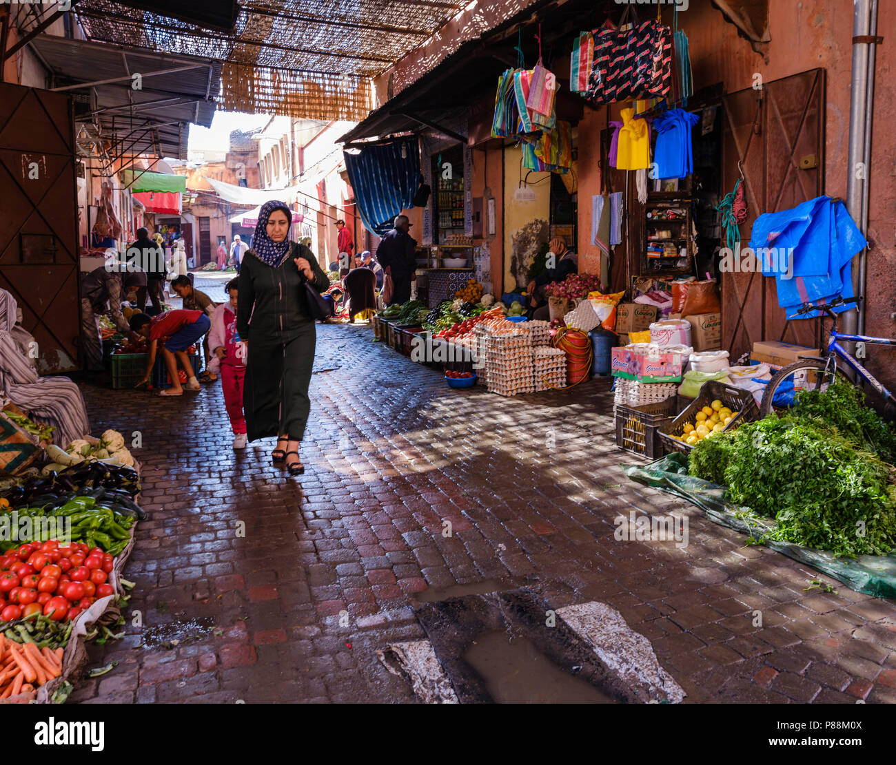 Marrakech, Marocco - circa aprile 2017: Rue Bab Doukkala in Marrakech. Si tratta di una area locale vicino alla Medina. Foto Stock
