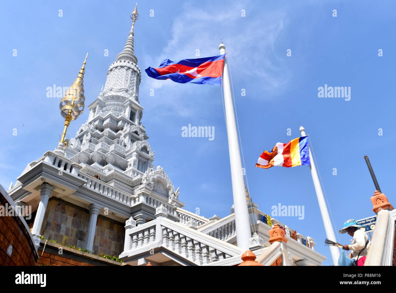 Famoso stupa buddisti e tempio di Phnom Oudong, ex capitale reale di Cambogia, con le bandiere e gli elementi architettonici del Buddismo e Khmer cultur Foto Stock