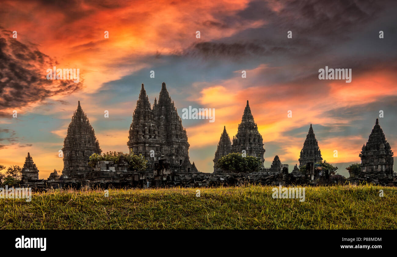 Tramonto al tempio di Prambanan Foto Stock