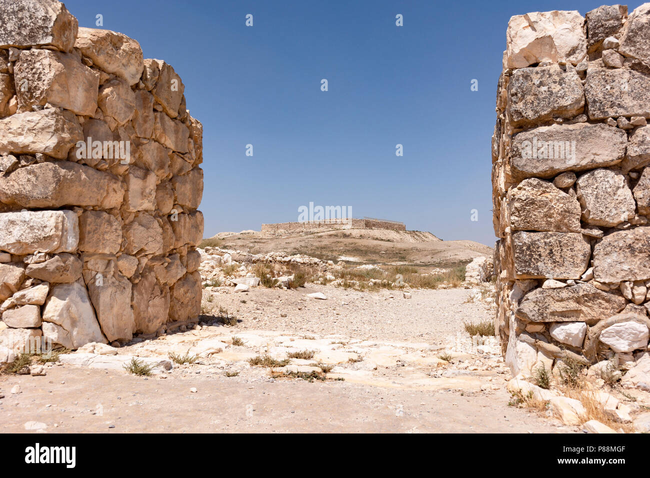 L'antica fortezza israelita visto attraverso il Cananeo City Gate di parete a tel arad in Israele Foto Stock