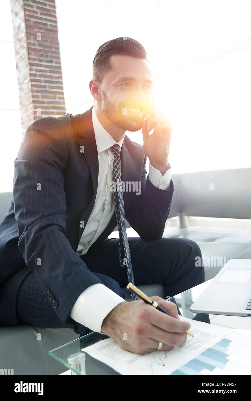 Imprenditore discutendo su uno smartphone, problematiche aziendali Foto Stock