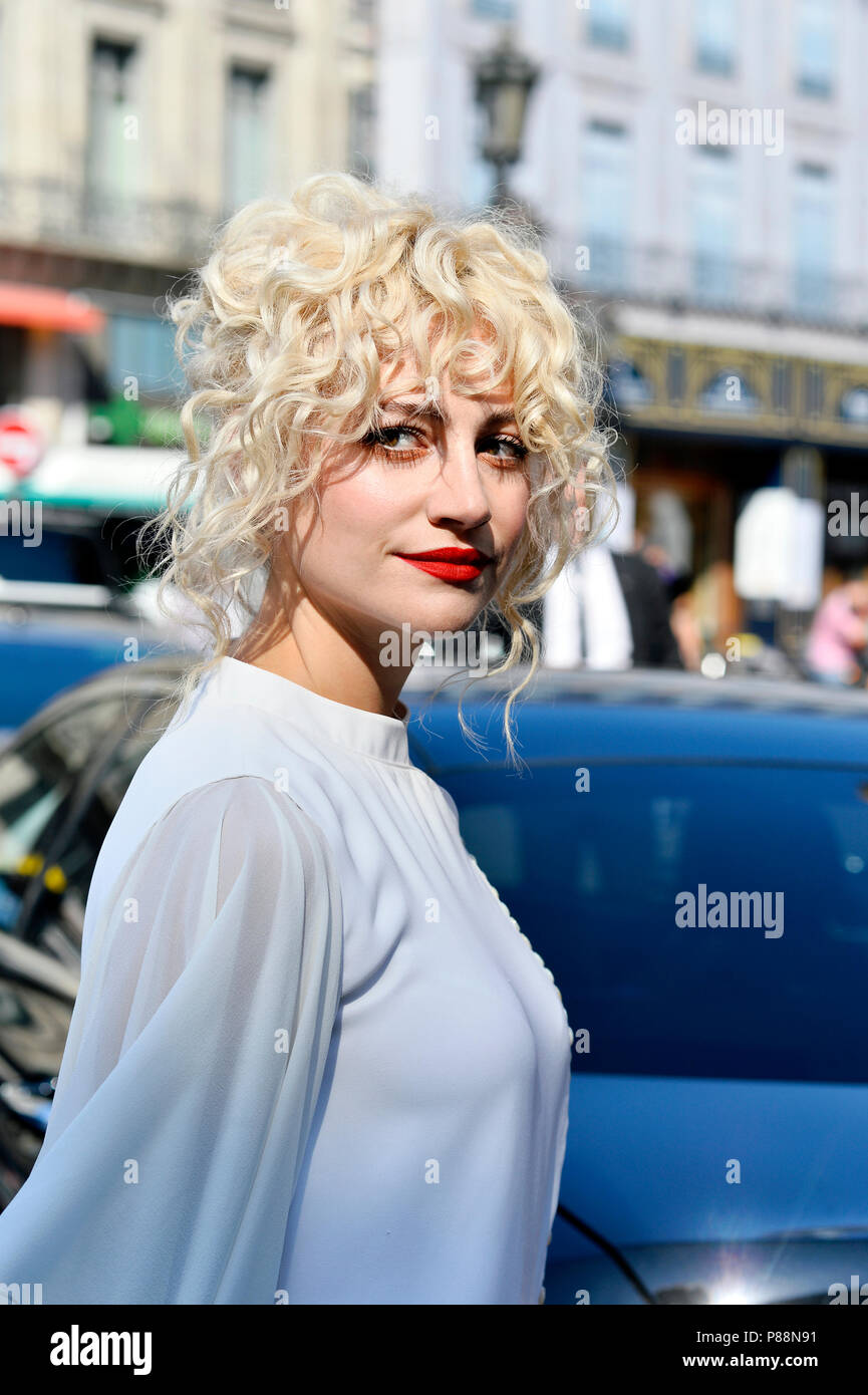 Pixie Lott - fuori street style® Schiaparelli - Settimana della moda di Parigi Haute Couture Autunno-Inverno 2018/2019 - Parigi - Francia Foto Stock