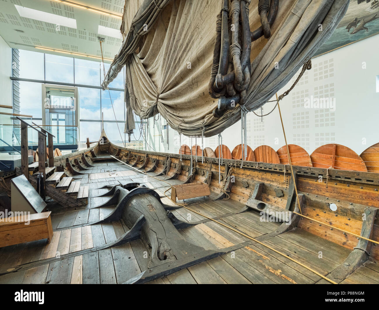 18 Aprile 2018: Keflavik, Islanda - a bordo del Islendingur, una replica della Gokstad Viking Ship al Viking World Museum. Foto Stock