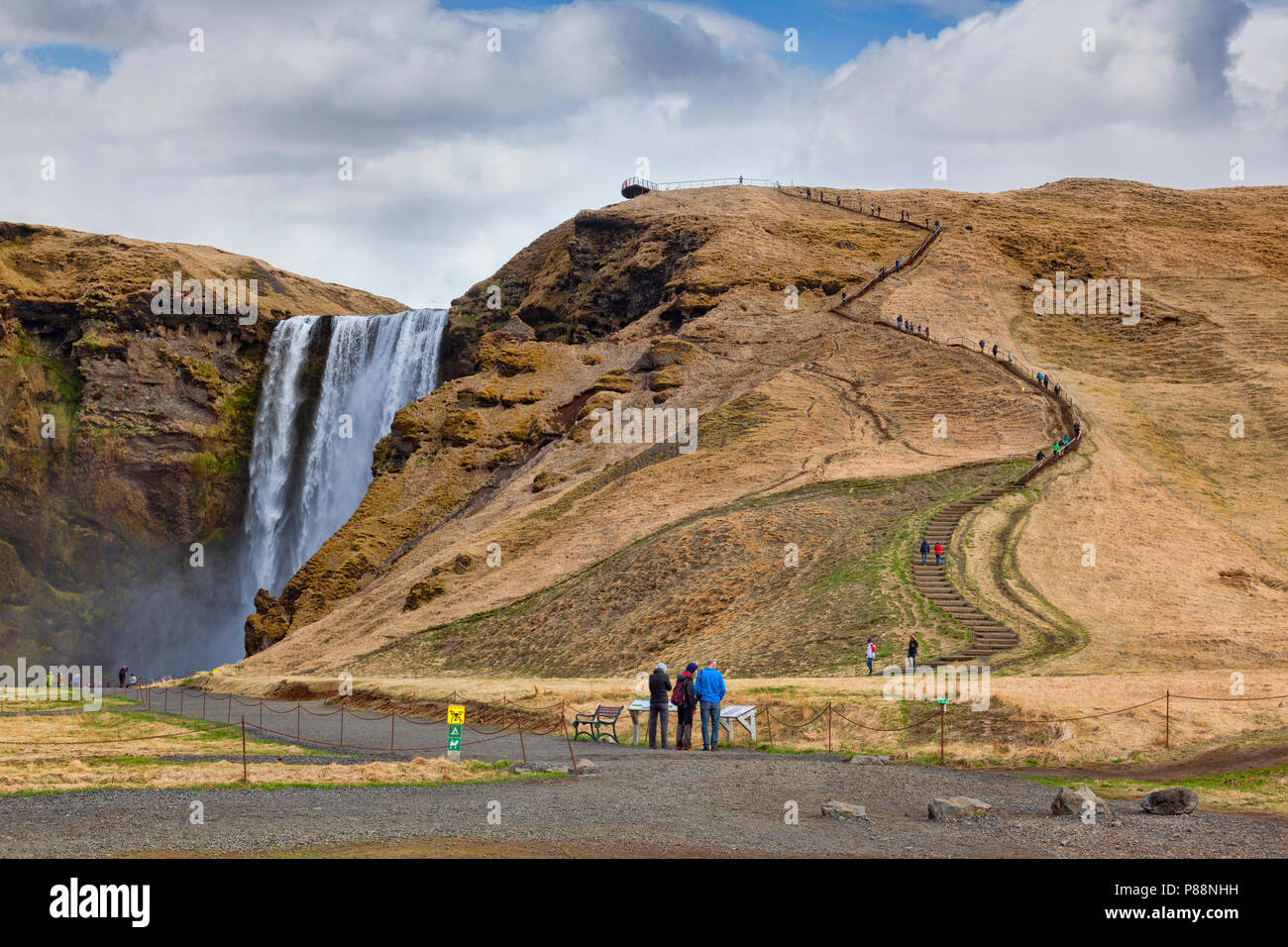 22 Aprile 2018: Skogar, Sud Islanda - Skogafoss cascata, e le scale fino alla piattaforma di osservazione. Foto Stock