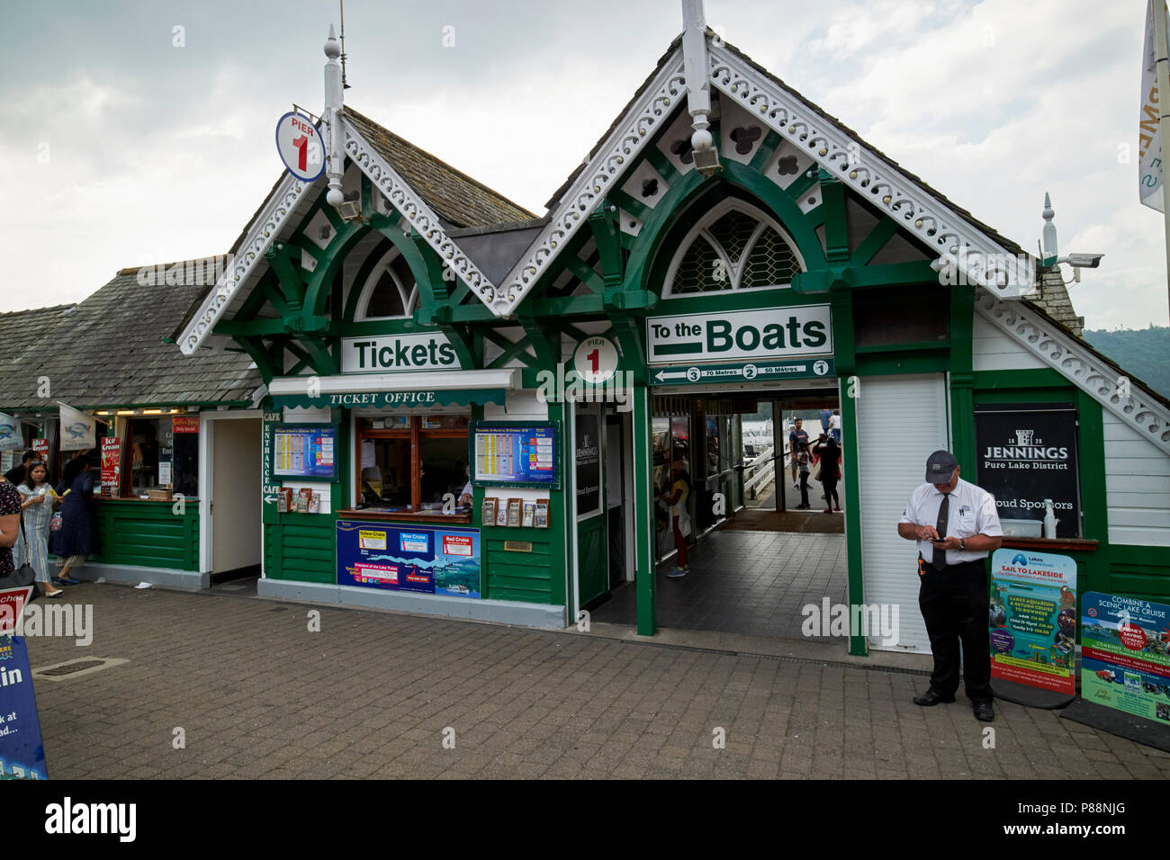 Pier 1 biglietteria e barche sul lago di Windermere crociere Bowness on Windermere Lake District Cumbria Inghilterra England Regno Unito Foto Stock