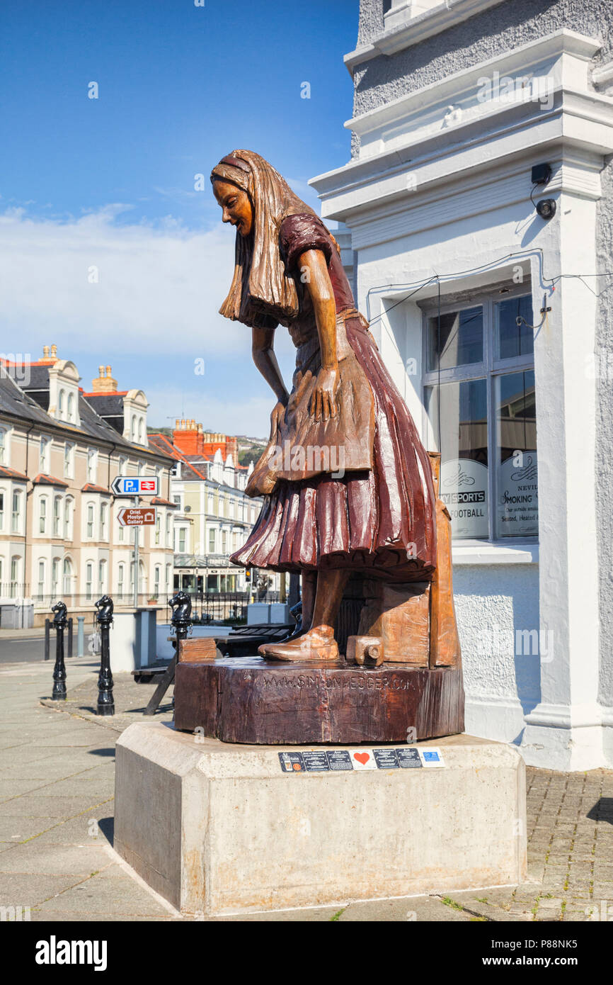 7 Maggio 2018: Llandudno, Conwy, il Galles del Nord - Scultura in legno di quercia di Alice nel Paese delle Meraviglie da Simon Hedger, celebra la città alla connessione con Lewis Carrol Foto Stock