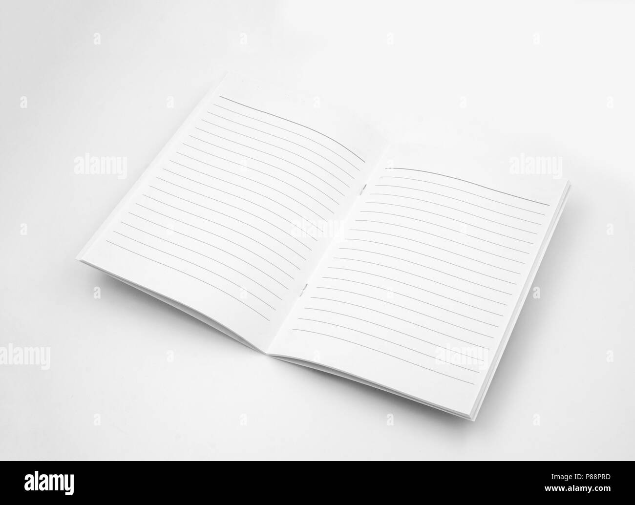 Vuoto libretto aperto su uno sfondo bianco Foto Stock