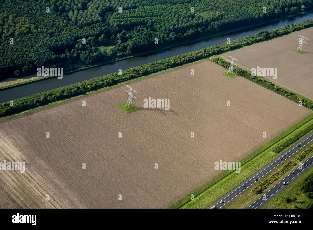Luchtfoto van akkers naast snelweg; foto aerea di terreni agricoli vicino autostrada Foto Stock
