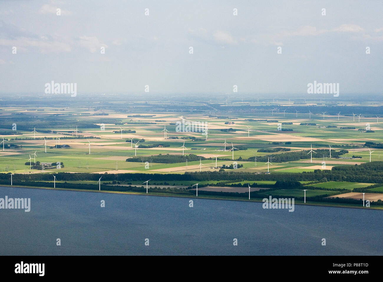Luchtfoto van akkers incontrato windturbines; foto aerea di terreni agricoli con turbine eoliche Foto Stock