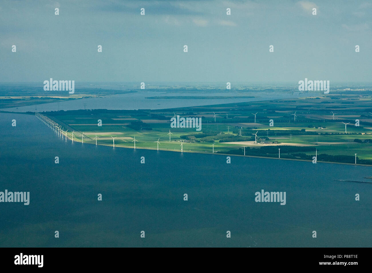 Luchtfoto van akkers incontrato windturbines; foto aerea di terreni agricoli con turbine eoliche Foto Stock