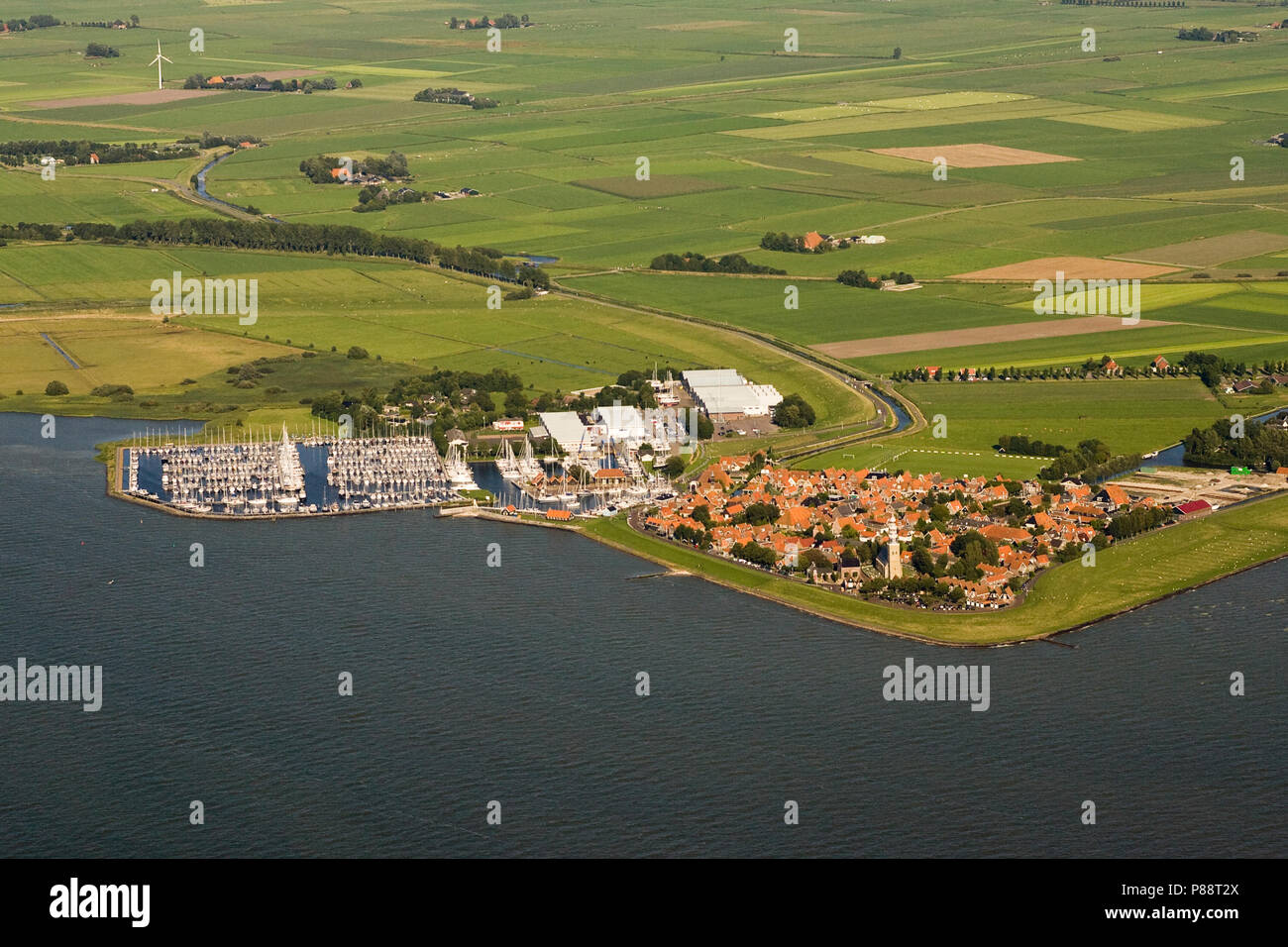 Luchtfoto van Dorp met haven; foto aerea del villaggio con il dock Foto Stock