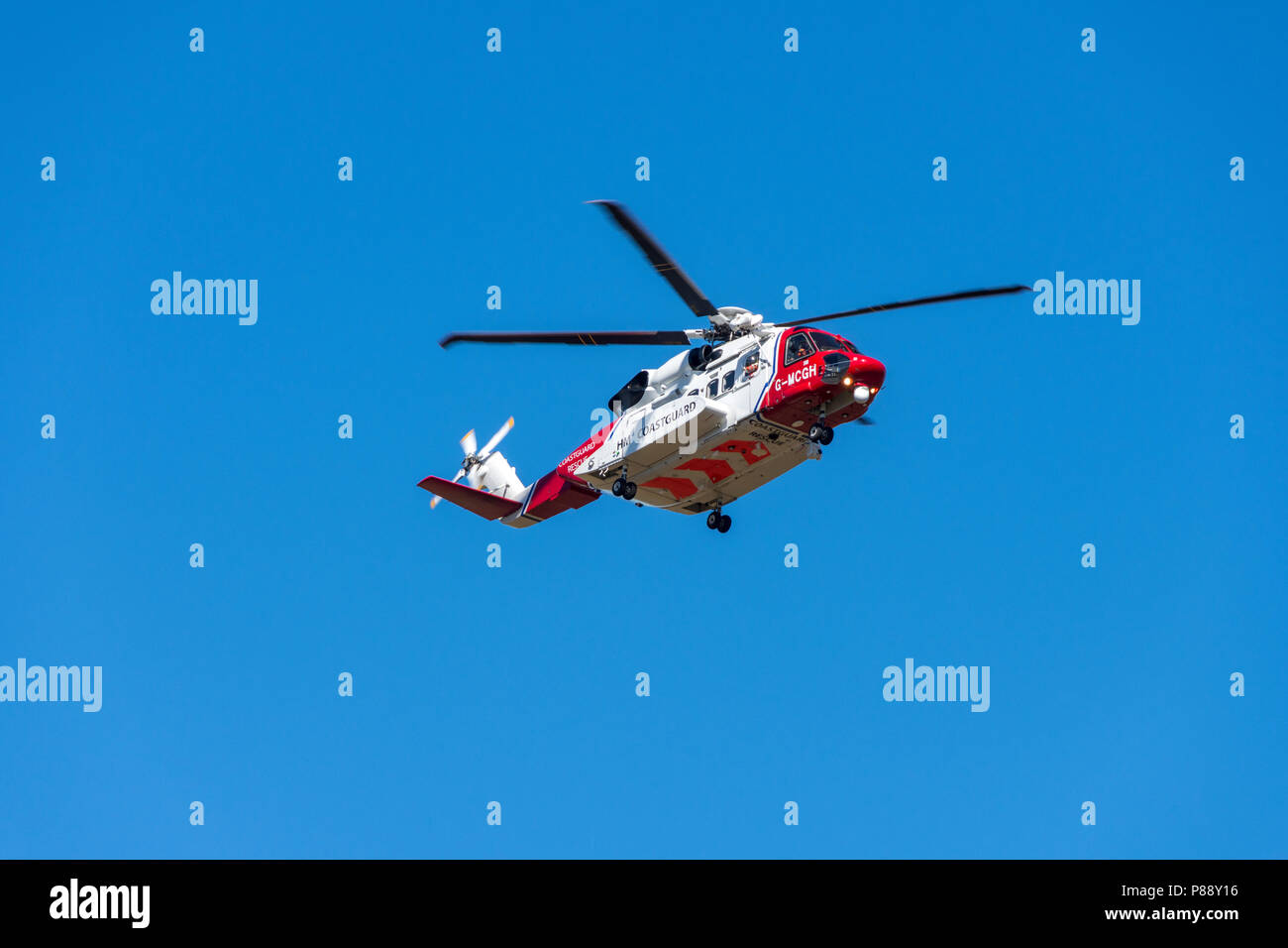 HM Coastguard Sikorsky S-92un elicottero, numero di immatricolazione G-MCGH. Vicino a Glossop nel Peak District, Derbyshire, Inghilterra, Regno Unito. Foto Stock